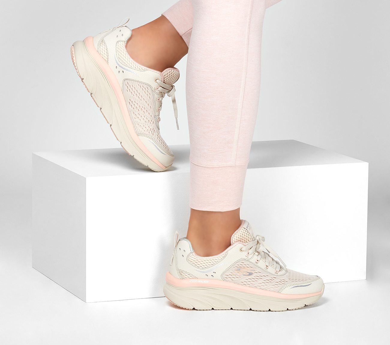 Relaxed Fit: D'Lux Walker - Infinite Motion Shoe Skechers
