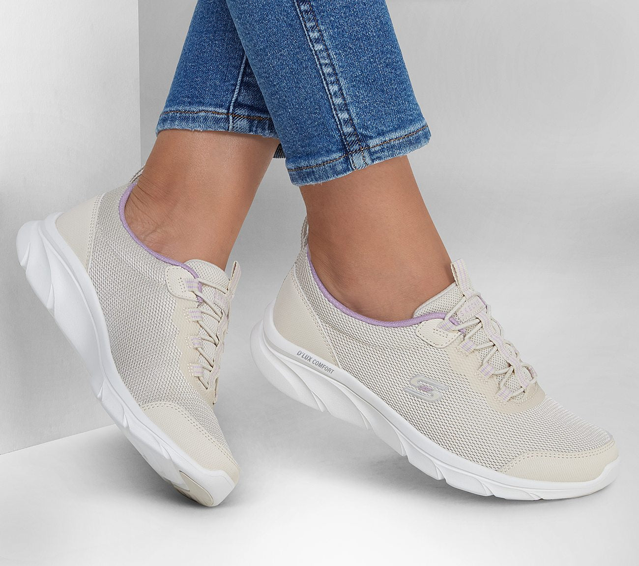 Relaxed Fit: D'Lux Comfort - Tasteful Shoe Skechers
